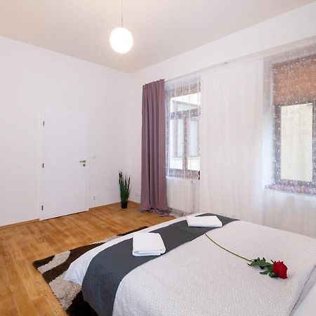 Luxury Apartment In The Center Of Praag Buitenkant foto