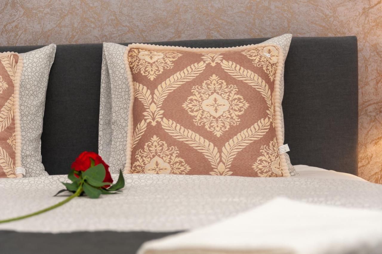 Luxury Apartment In The Center Of Praag Buitenkant foto
